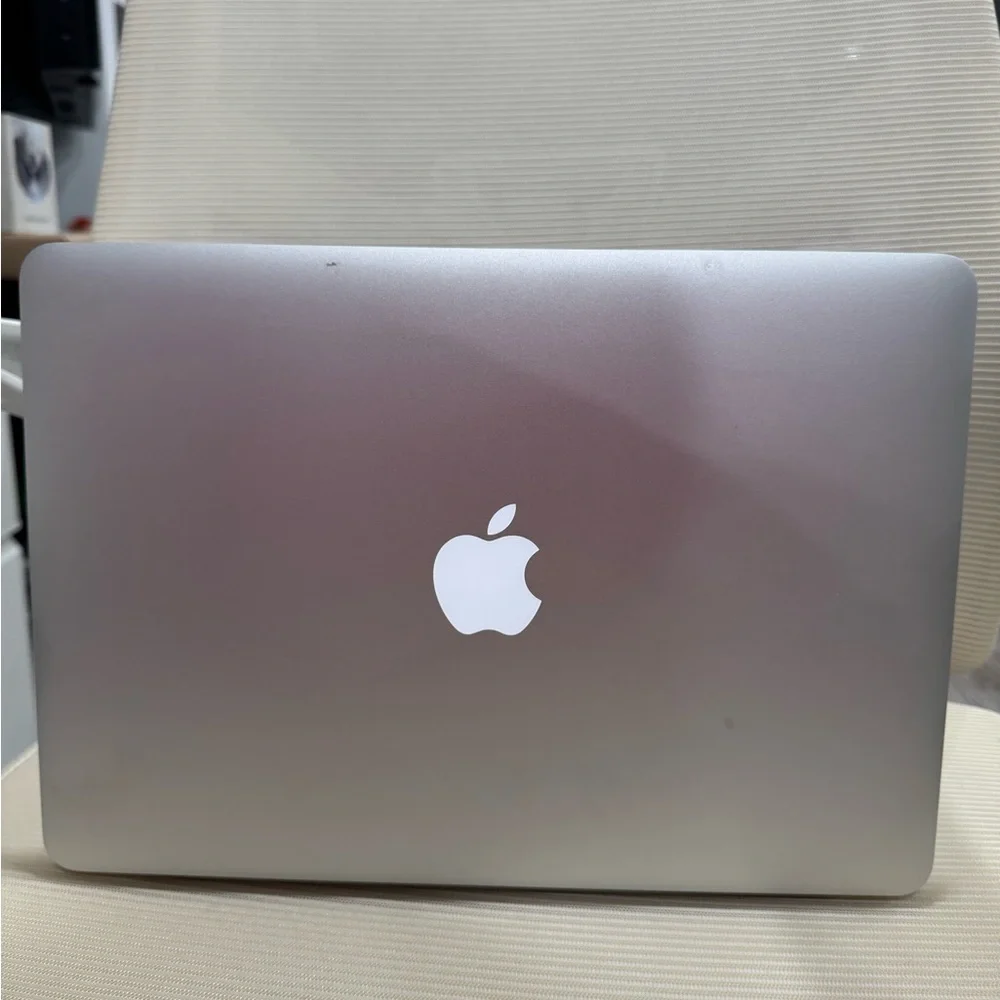 Apple MacBook Air - Sleek Silver Design